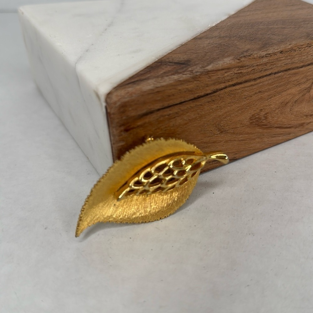 Vintage Textured Gold Tone Leaf Brooch Pin Signed Signed JJ lot B21